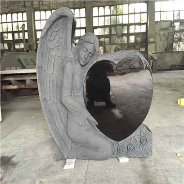 Pierre tombale d'ange et de coeur