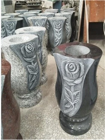 Vase à fleurs en pierre tombale en granit